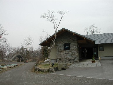 レストランと湖畔の風景