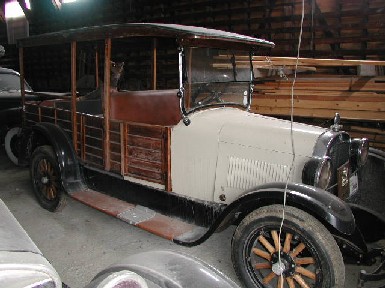 木製ボディーのクラシックカー