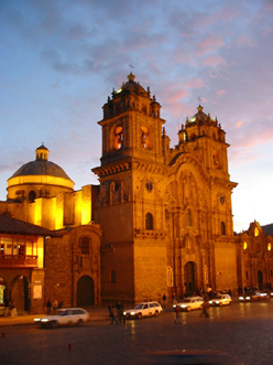 アルマス広場前の教会