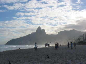 リオの海岸で遊ぶ少年達