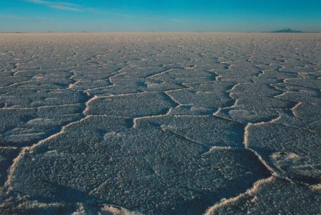 朝日に照らされるウユニ塩湖