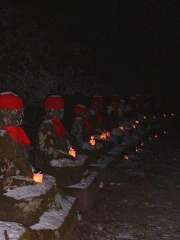 美しい星空と暖かいキャンドルの灯り