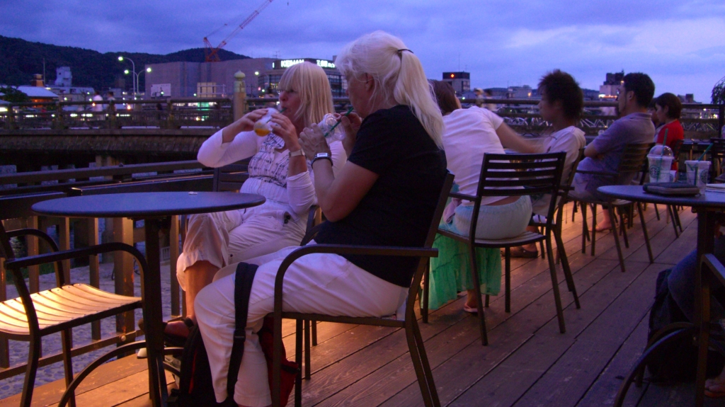 鴨川納涼床で夕涼み by tetsushi