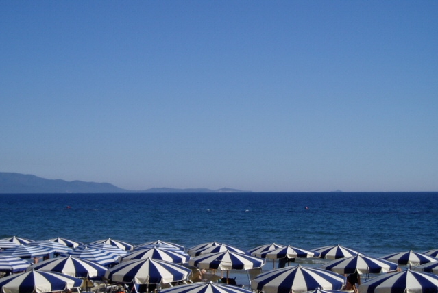 トスカーナの海☆風に揺れる青い旗