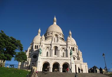 Fm1  朝日に輝くサクレクール寺院  ☆ モンマルトルの丘