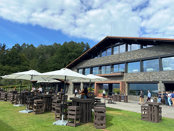 ワイナリー兼レストランで、絶品炭火焼き料理