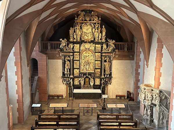 【写真：記事2_03_場内の礼拝堂】