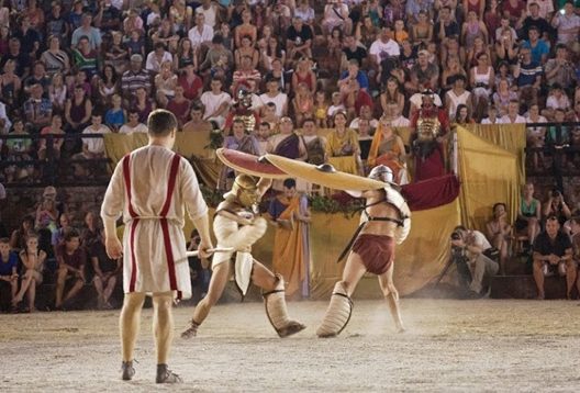 クロアチアのプーラで古代ローマ祭り開催