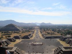 月の神殿頂上からのテオティワカン全景
