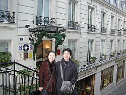 ホテルの前にて