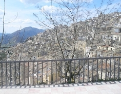 要塞のような街