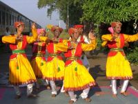 駅では歓迎の踊り