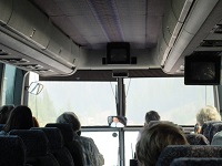 強行突破バスの視界、煙で不良