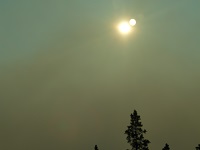 煙で太陽も霞む