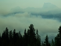 コロンビア大氷原まで棚引く煙