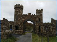 スカイロードの途中にあった石造りの門