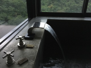 北投温泉、部屋の源泉が出るお風呂で朝風呂