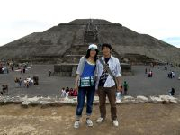 テオティワカン遺跡、太陽のピラミッド前にて