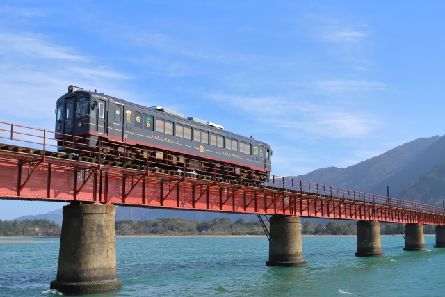 人気の観光列車に乗って絶景を満喫