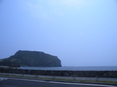 城山日出峰（ソンサンイルチュルボン）　～済州火山島と溶岩洞窟群～