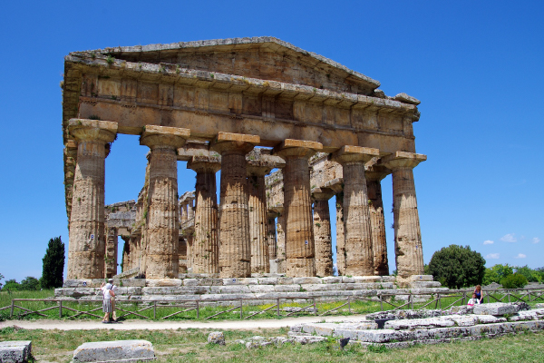 世界遺産　ナポリ近郊　パエストゥム（ペストゥム）のギリシャ式神殿