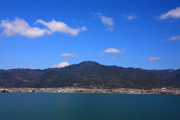 琵琶湖から望む比叡山