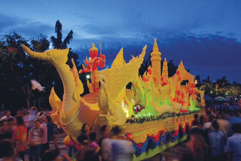 タイのウボンラーチャターニーで開催されるキャンドルフェスティバル
