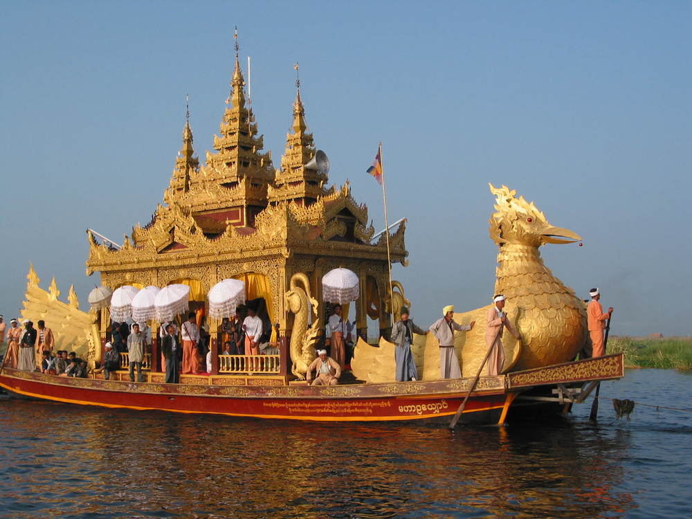 ミャンマーで最も有名な「ファウンドーウー祭り」
