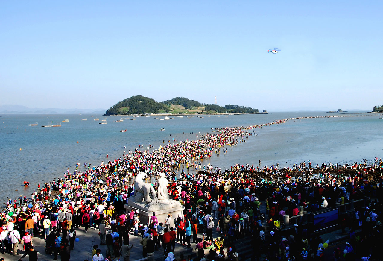 韓国・珍島の海割れ祭り