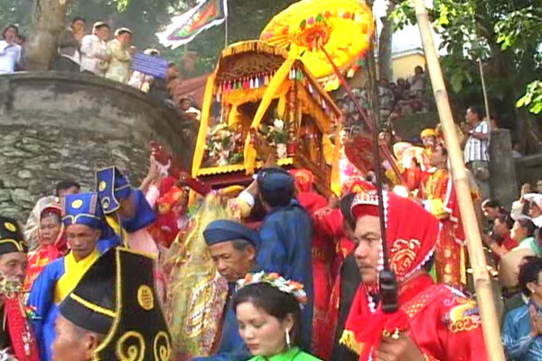 ベトナムの古都フエで開催されるホンチェン殿祭り