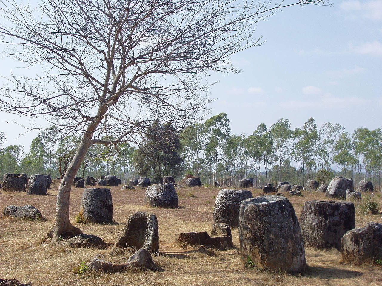 ラオス・ジャール平原の巨大石壺群が世界遺産に登録