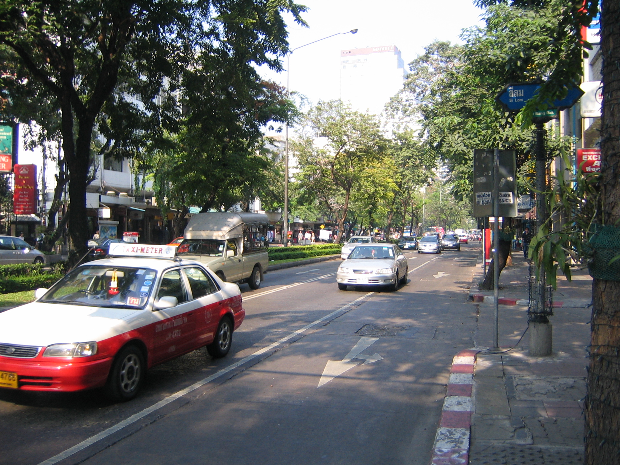 タイ・バンコクのシーロム通りで歩行者天国