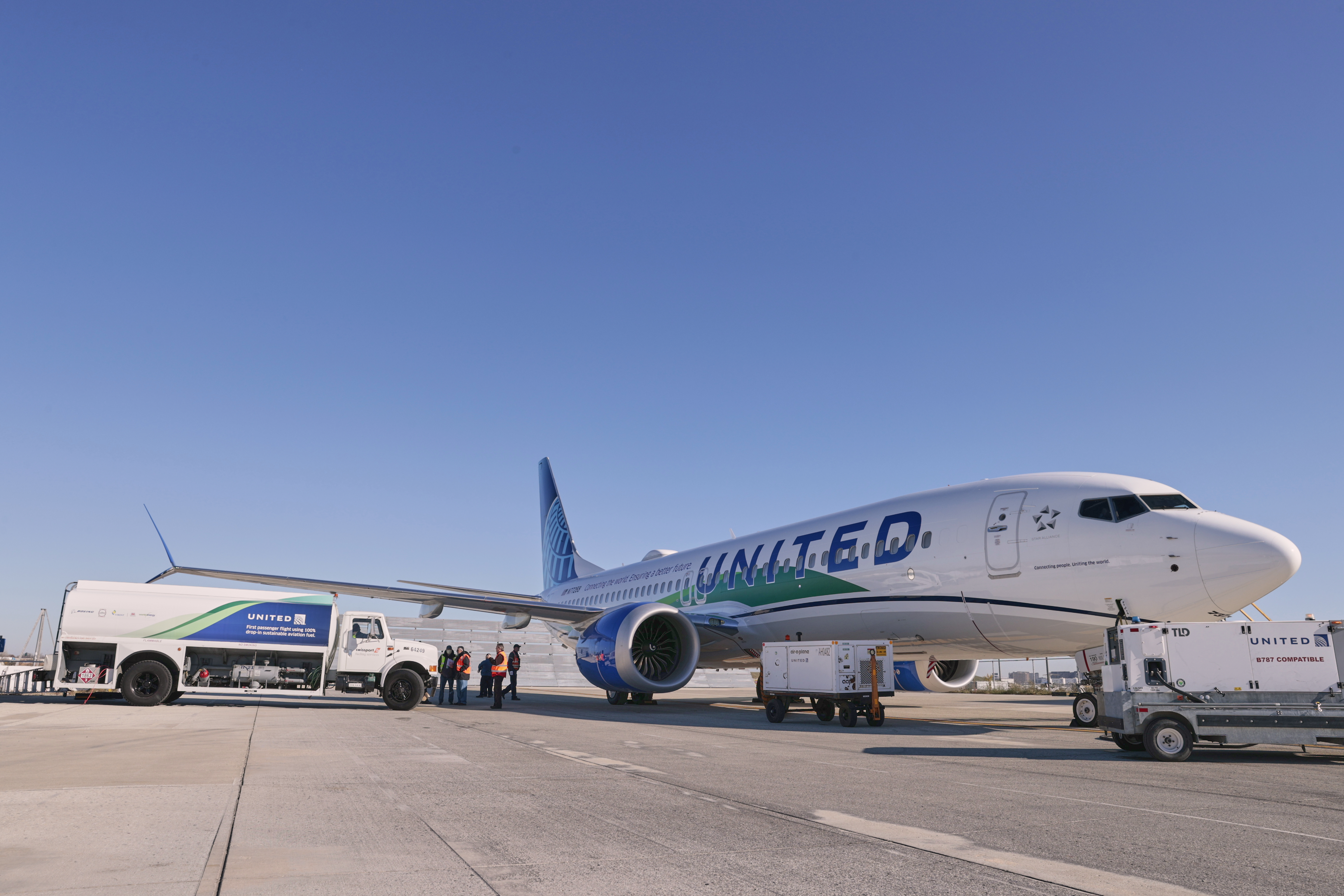 ユナイテッド航空、世界で初めて旅客便を100%バイオ燃料で運航