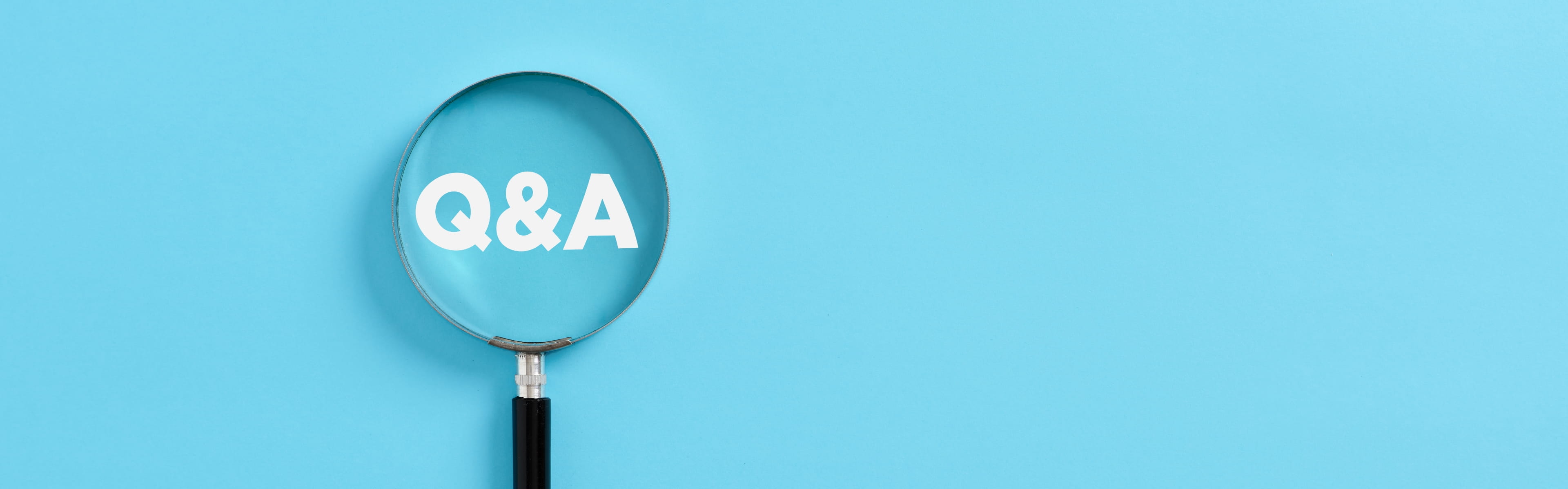 虫眼鏡にq&aの文字が映っている