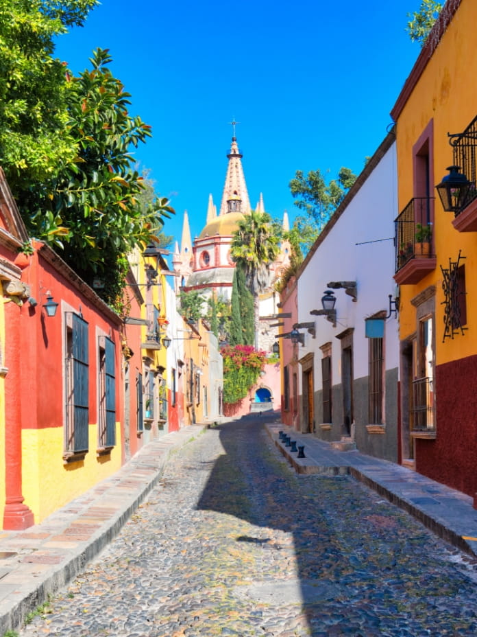 カラフルな建物が並ぶ石畳の街並み