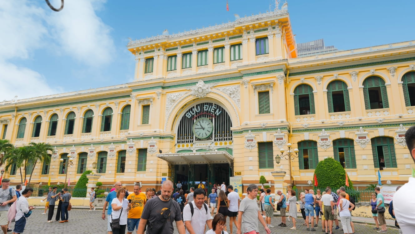 黄色と白を基調にした西洋風の歴史的建物の正面が大きく写されている