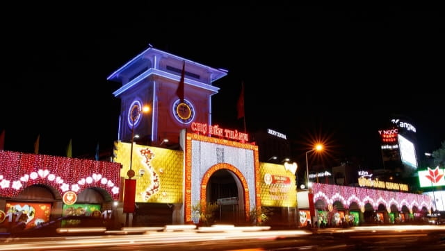 夜の街でライトアップされたベトナム風の建物が鮮やかに光っている