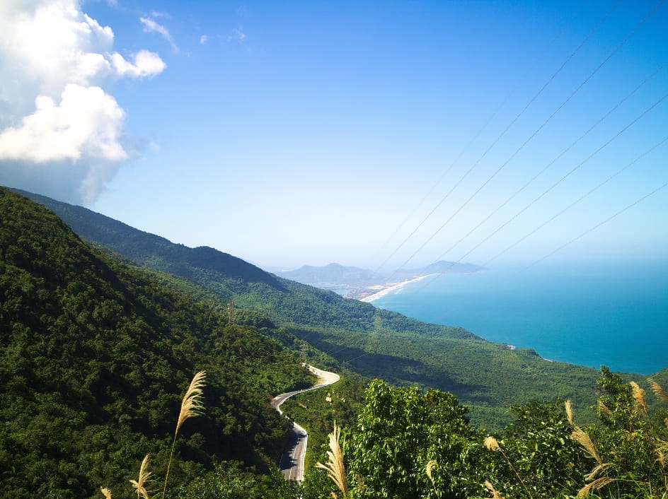 緑豊かな山々の間を縫うように続く曲がりくねった道路